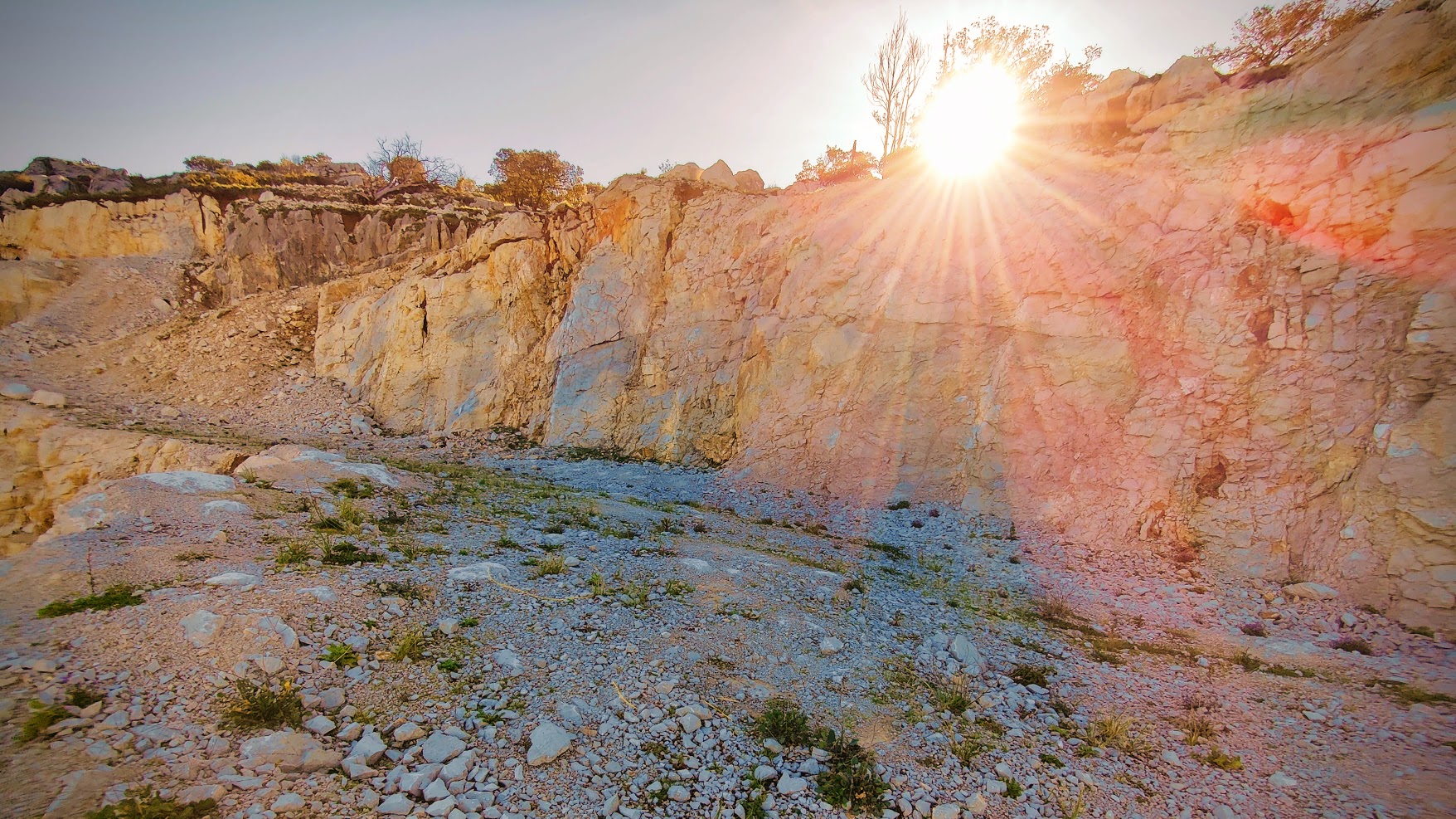 Cantera caliza al atardecer
